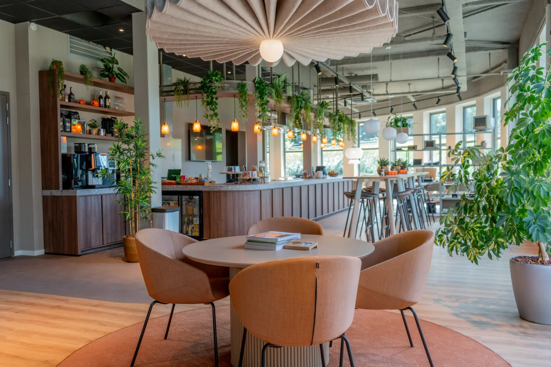 Een tafel staat klaar in het lichte Bits + Bytes-werkcafé in het Reset-pand