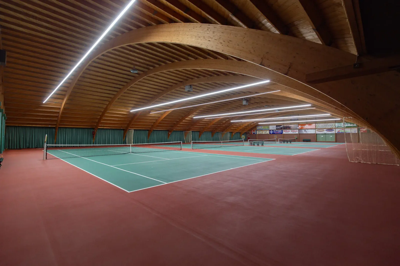 Verlichte indoor tennisbanen uit het Eventlogic-verhaal