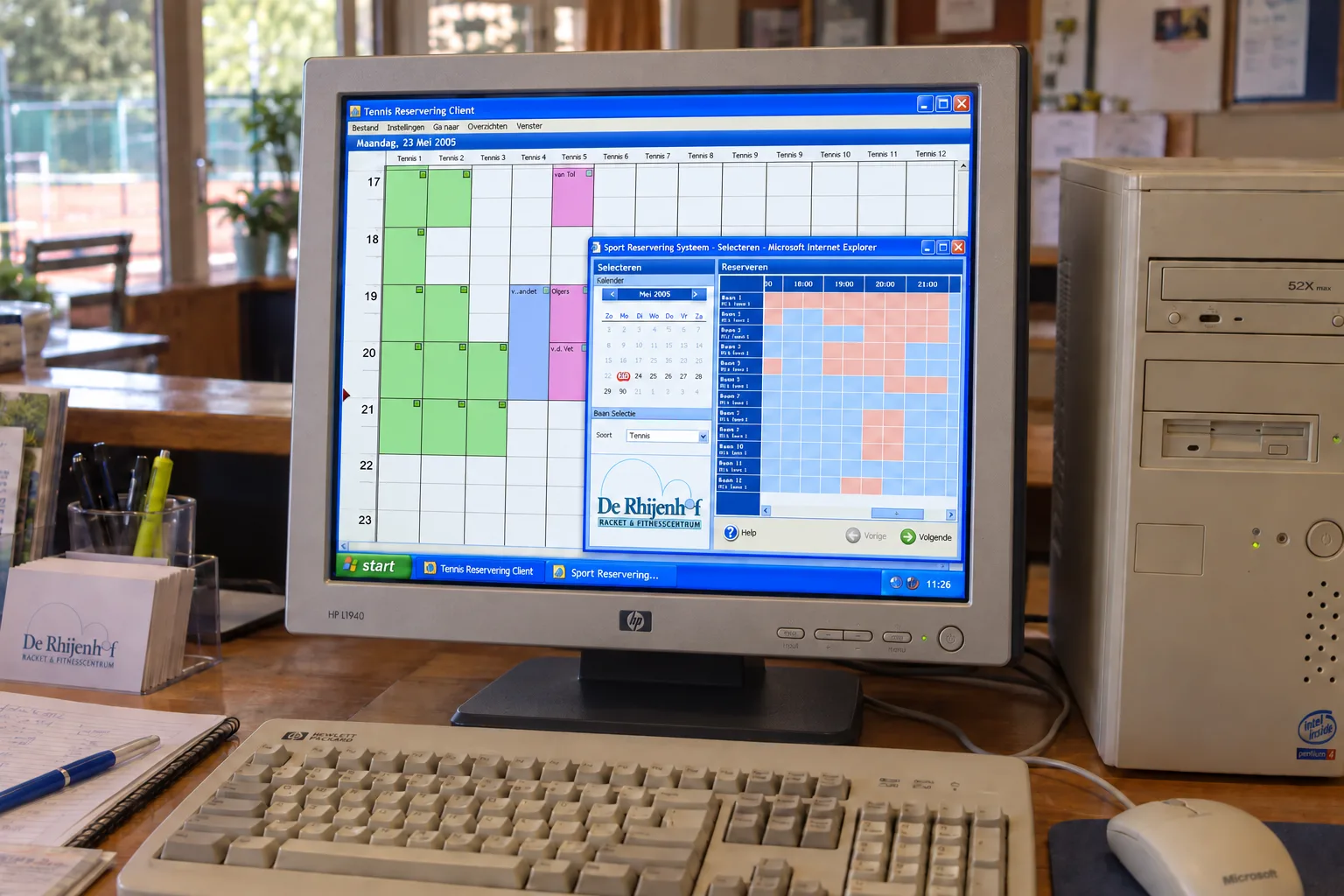 Werkplek aan de balie van De Rhijenhof met het Time Reservation System op de monitor